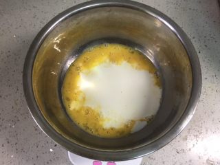 抹茶松饼,加入牛奶。盆底下垫一个电子称，每加一种食材后归零，再称下一种。