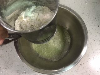 抹茶松饼,然后把三种干性材料过筛。