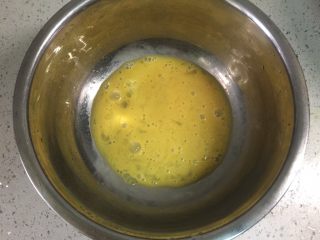 抹茶松饼,鸡蛋磕到不锈钢盆里，打散。