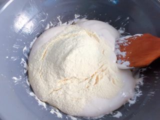 蔓越梅花生牛扎糖,直至棉花糖全部融化并开始拉丝时，加入奶粉。