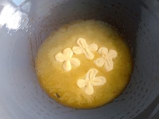 蔓越梅花生牛扎糖,取一不粘锅，放入黄油，小火化开。