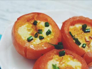 百变鸡蛋+番茄蒸蛋,撒上葱花便可享用了。