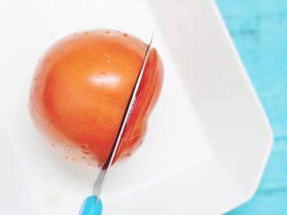 百变鸡蛋+番茄蒸蛋,取2个番茄洗净切掉头部三分之一。