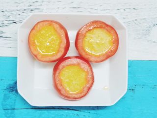 百变鸡蛋+番茄蒸蛋,将调好的蛋液倒入番茄中备用。