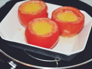 百变鸡蛋+番茄蒸蛋,水开后放入架子，将番茄放入盘中上锅蒸30分钟左右即可起锅。