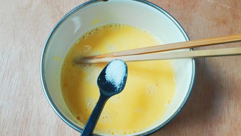 百变鸡蛋+枸杞花开海鲜菇鸡蛋,放半小勺盐搅拌一会