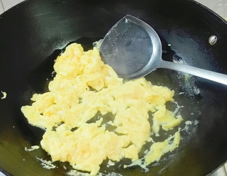 百变鸡蛋+枸杞花开海鲜菇鸡蛋,全部划散，看蛋液刚刚凝固，盛出来
