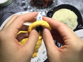 豆沙南瓜饼,揉圆面团中间用大拇指按下去转一圈，转出一个凹陷备用。