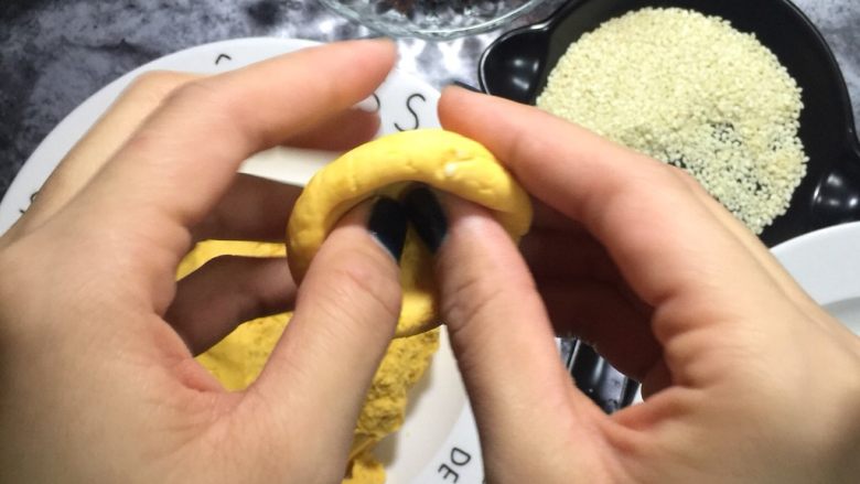 豆沙南瓜饼,揉圆面团中间用大拇指按下去转一圈，转出一个凹陷备用。