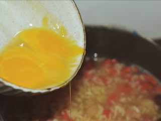 百变鸡蛋+酒糟鸡蛋花,最后倒入鸡蛋液搅动一下，煮上2分钟便可关火起锅。