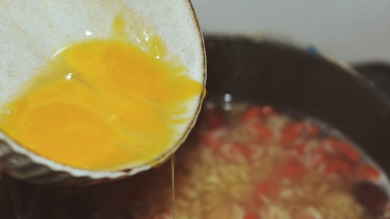 百变鸡蛋+酒糟鸡蛋花,最后倒入鸡蛋液搅动一下，煮上2分钟便可关火起锅。