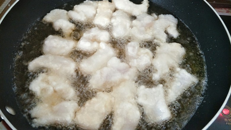 糖醋龙利鱼柳,油温升高的时候，放入鱼柳炸熟