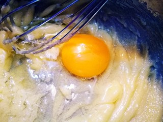 圣诞系列～姜饼人黄油饼干,加入鸡蛋液 搅拌均匀之后 将蛋液一分为二 分别放在两个盆子里