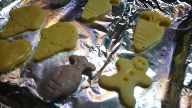 圣诞系列～姜饼人黄油饼干,白色面团做成片 用模具扣出形状 放入烤盘锡纸上 入烤箱150℃烤十分钟