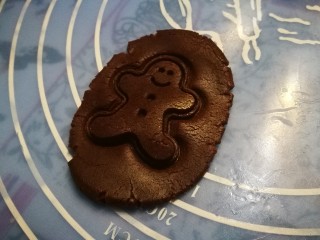 圣诞系列～姜饼人黄油饼干,用饼干模具扣出姜饼人的形状