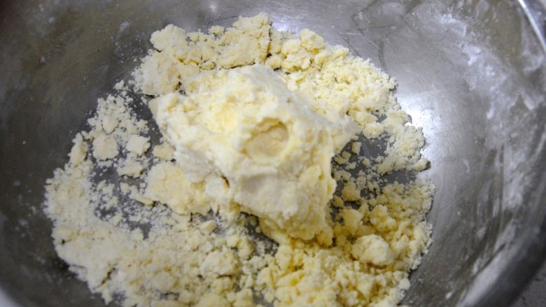 经典版蛋黄酥,这时候可以稍微用点力气去抓，黄油软化到位的话，很容易就会成团。