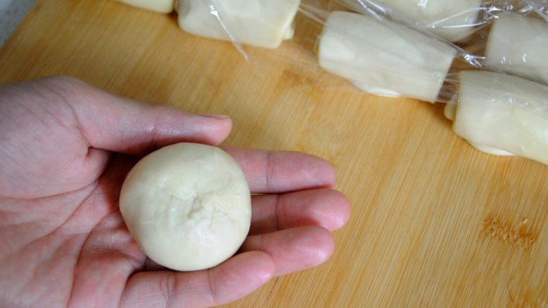 经典版蛋黄酥,收好口的蛋黄酥胚是比较平整的，没有包子一样的疙瘩或是褶子。收口要收紧，不然烤制的过程中会开，那样就露馅了。