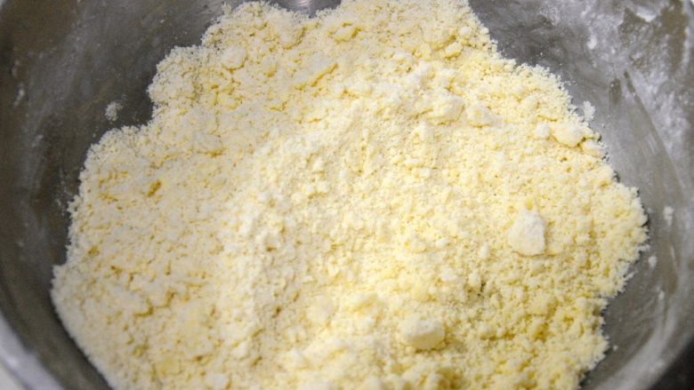 经典版蛋黄酥,两手抓着面粉和黄油轻轻的搓，搓成这样子的小面粒。