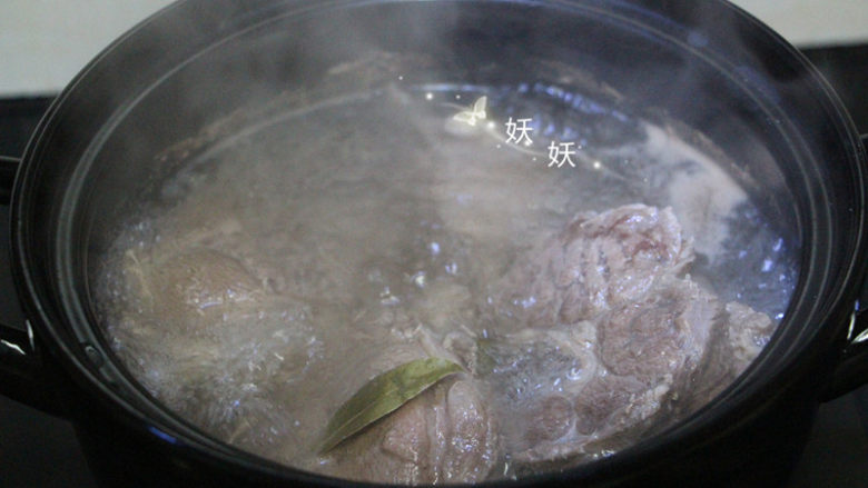 卤牛肉,不建议直接卤，这样煮过一道水后牛肉的香味也激发出来了。