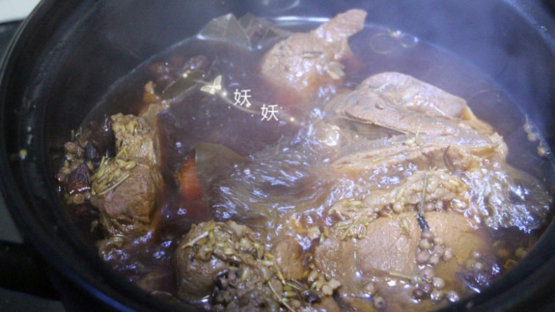 卤牛肉,开小火，视锅的保温性能和受热程度，煮60到120分钟即可。