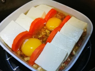 创意蒸菜～过桥豆腐,中间打入鸡蛋 入锅蒸制 大约二十分钟