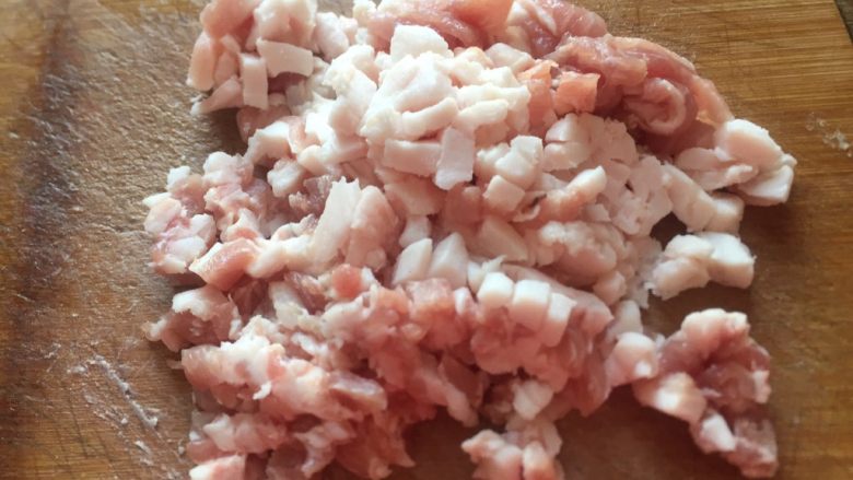 紫菜虾皮清水馄饨,肥瘦猪肉切成小丁。