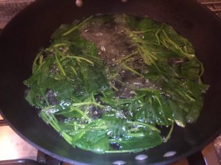 紫菜虾皮清水馄饨,烧开锅放入菠菜，开锅捞出放入大碗。