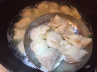 紫菜虾皮清水馄饨,捞出放入碗中，加入一大勺高汤，撒上葱花香菜就可以吃了。