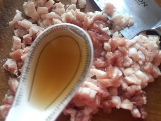 紫菜虾皮清水馄饨,切好的肉丁加入料酒。