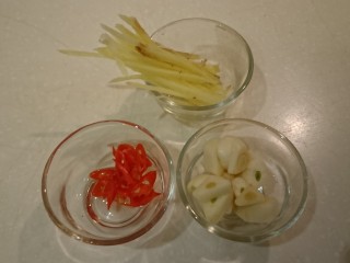 芹時明月,姜切絲、蒜切丁、辣椒圈。
