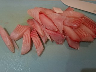 芹時明月,鯛魚片從中間對切開來，再斜切成條狀。