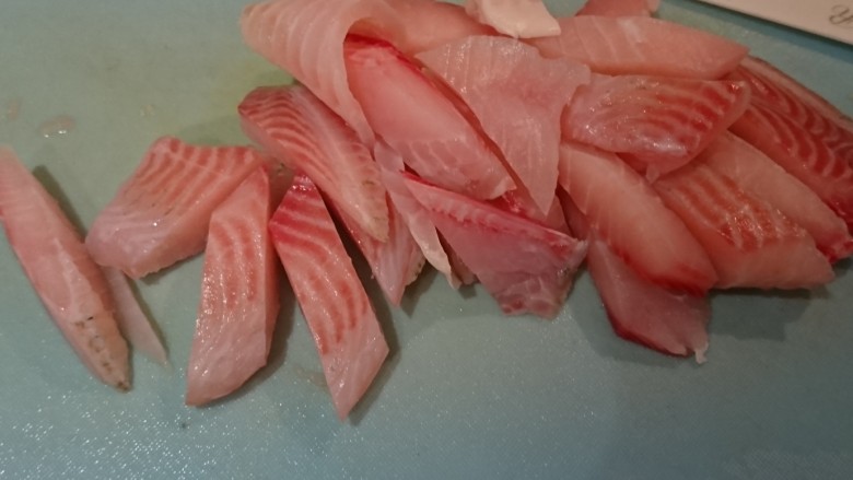 芹時明月,鯛魚片從中間對切開來，再斜切成條狀。