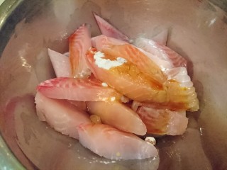 芹時明月,在魚肉裡加入醃料，用筷子輕輕拌勻後醃10分鐘。