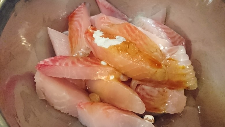 芹時明月,在魚肉裡加入醃料，用筷子輕輕拌勻後醃10分鐘。