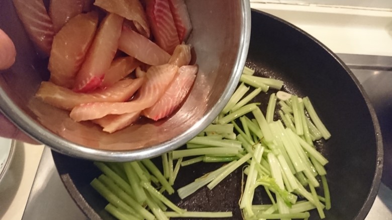 芹時明月,加入醃好的鯛魚條。