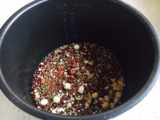 暖心暖胃 赤小豆莲子粥,把所有食材放到电压力锅内胆里。