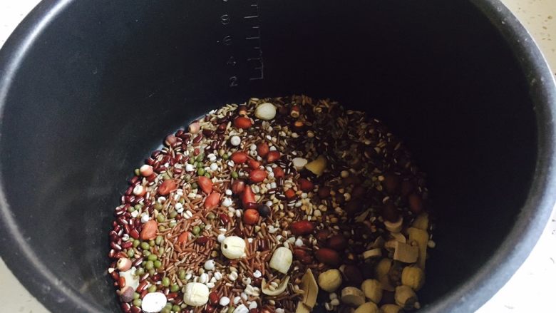 暖心暖胃 赤小豆莲子粥,把所有食材放到电压力锅内胆里。
