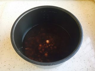 暖心暖胃 赤小豆莲子粥,暂时不马上食用时可放在保温键上持续保温。
