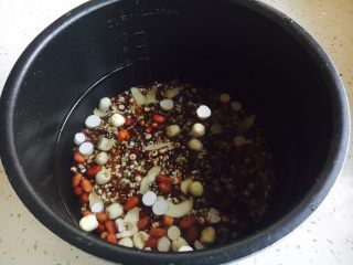 暖心暖胃 赤小豆莲子粥,放入食材的8倍的量的水。