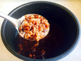 暖心暖胃 赤小豆莲子粥,豆子煮的软烂可口。