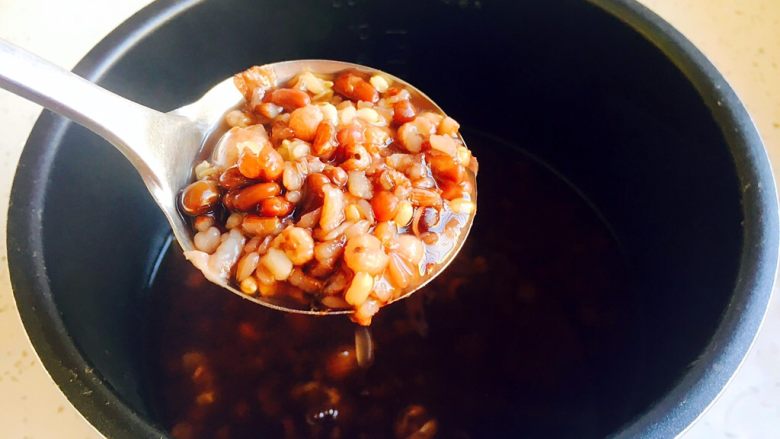 暖心暖胃 赤小豆莲子粥,豆子煮的软烂可口。