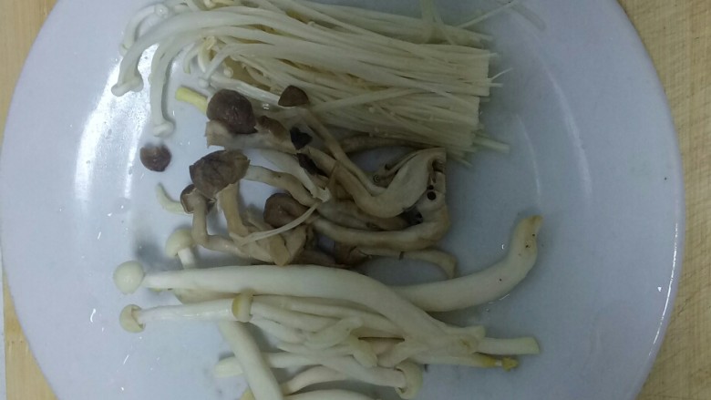 虾米、青菜、豆腐汤,菌类去根洗净。