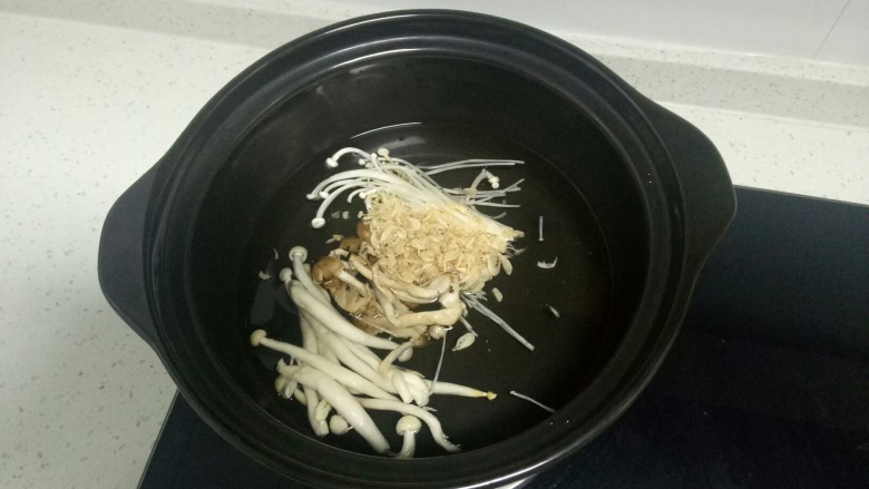 虾米、青菜、豆腐汤,砂锅中放入适量水，放入菌类，大火烧开，自制清汤菌类底锅。