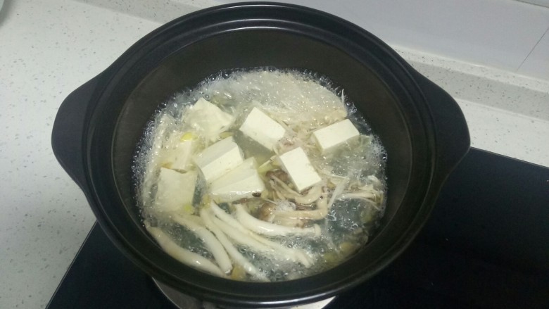 虾米、青菜、豆腐汤,水开后，放入豆腐、姜米煮15分钟。