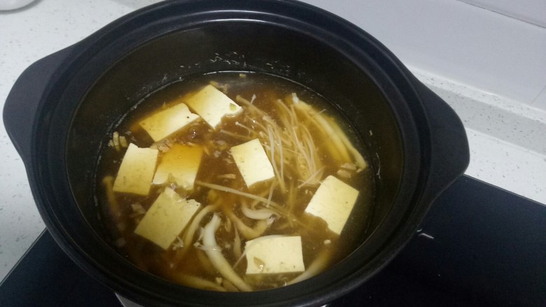 虾米、青菜、豆腐汤,倒入调好的料汁。