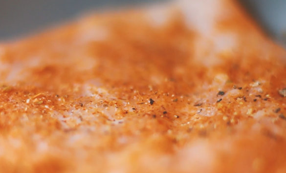 炸鸡披萨,将鸡胸肉拿出两面均匀撒上黑胡椒粉、盐、卡真粉。