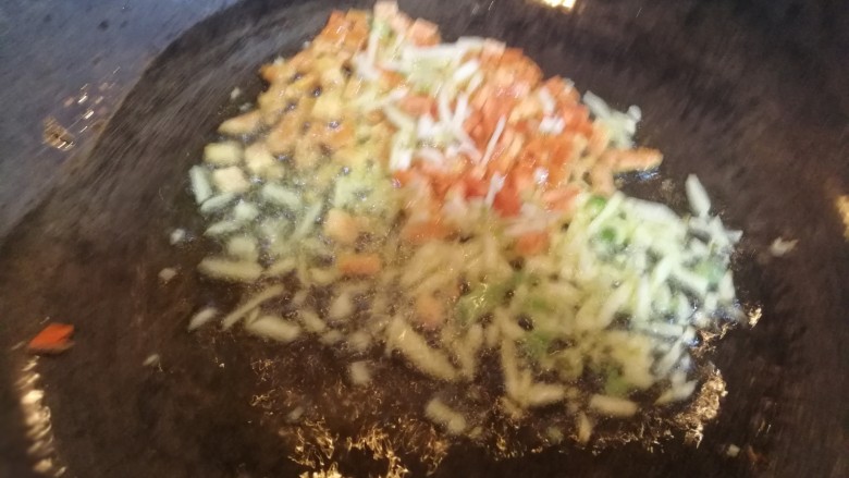 爆炒藕粒青椒肉,放入蒜碎，萝卜丁炒香。