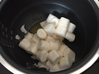 花生牛轧糖,然后放入棉花糖，一边融化，一边搅拌，以免糊底