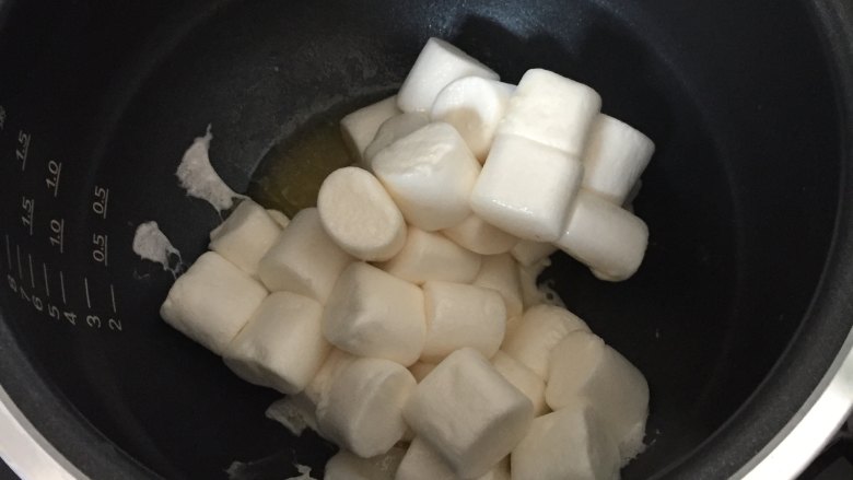 花生牛轧糖,然后放入棉花糖，一边融化，一边搅拌，以免糊底