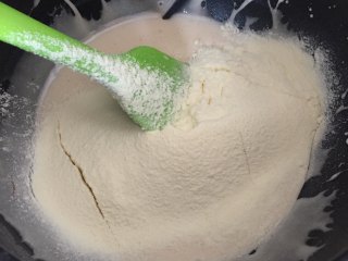 花生牛轧糖,黄油和棉花糖完全融合后倒入奶粉，